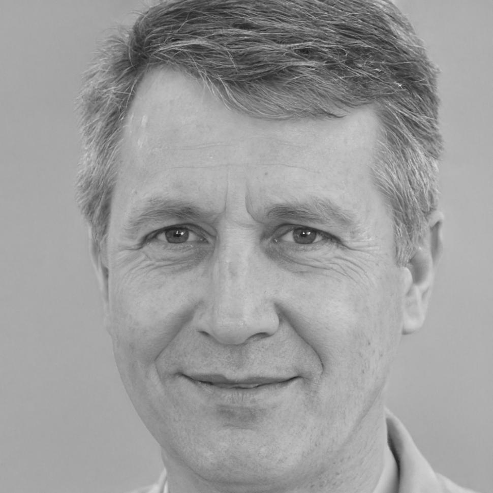 Retrato profesional de Valentín Castro