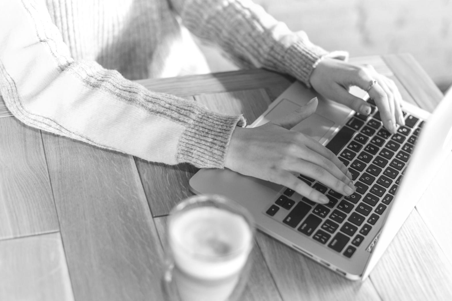 Espacio de trabajo con documentos financieros y calculadora