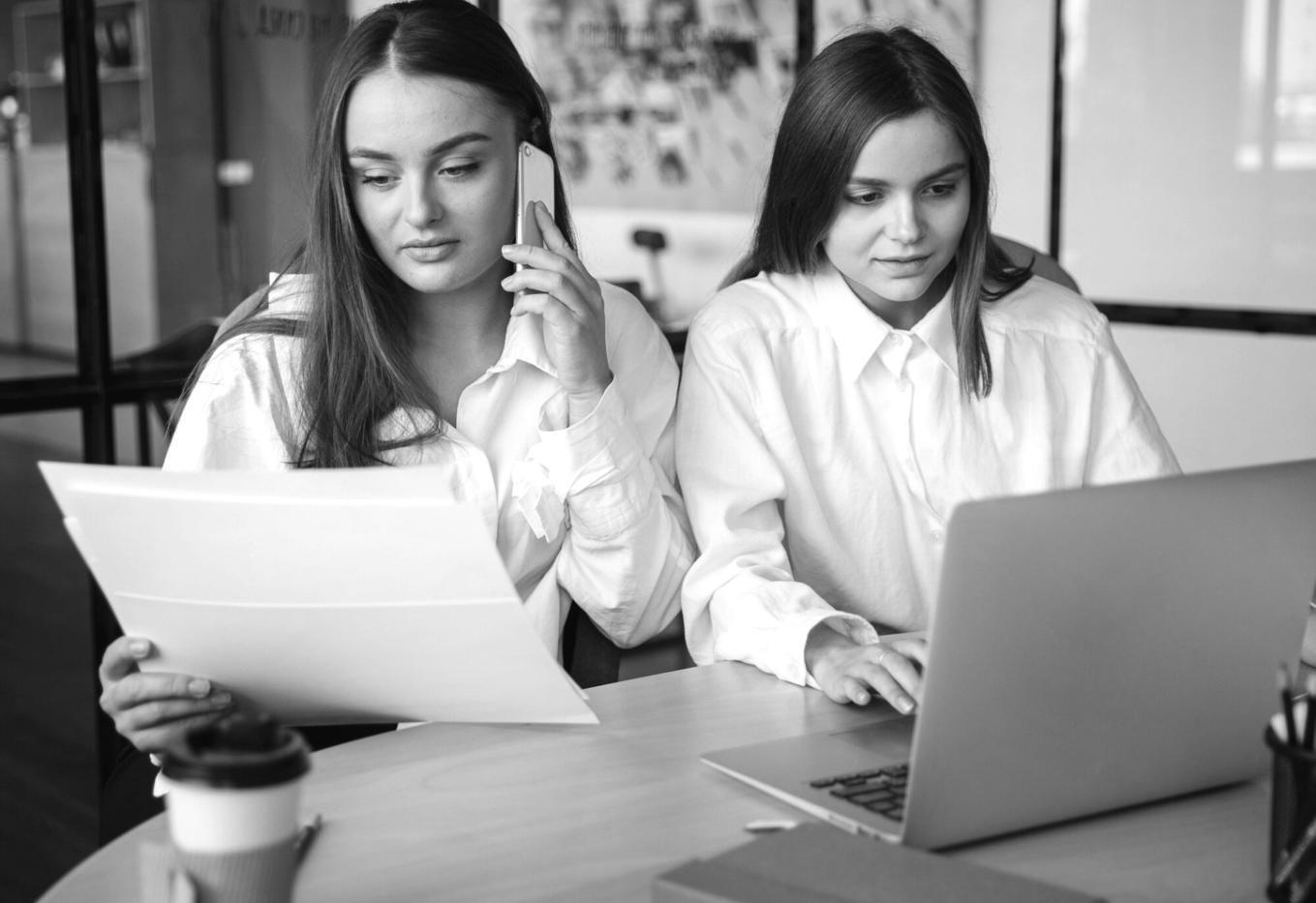 Equipo de profesionales revisando estrategias financieras