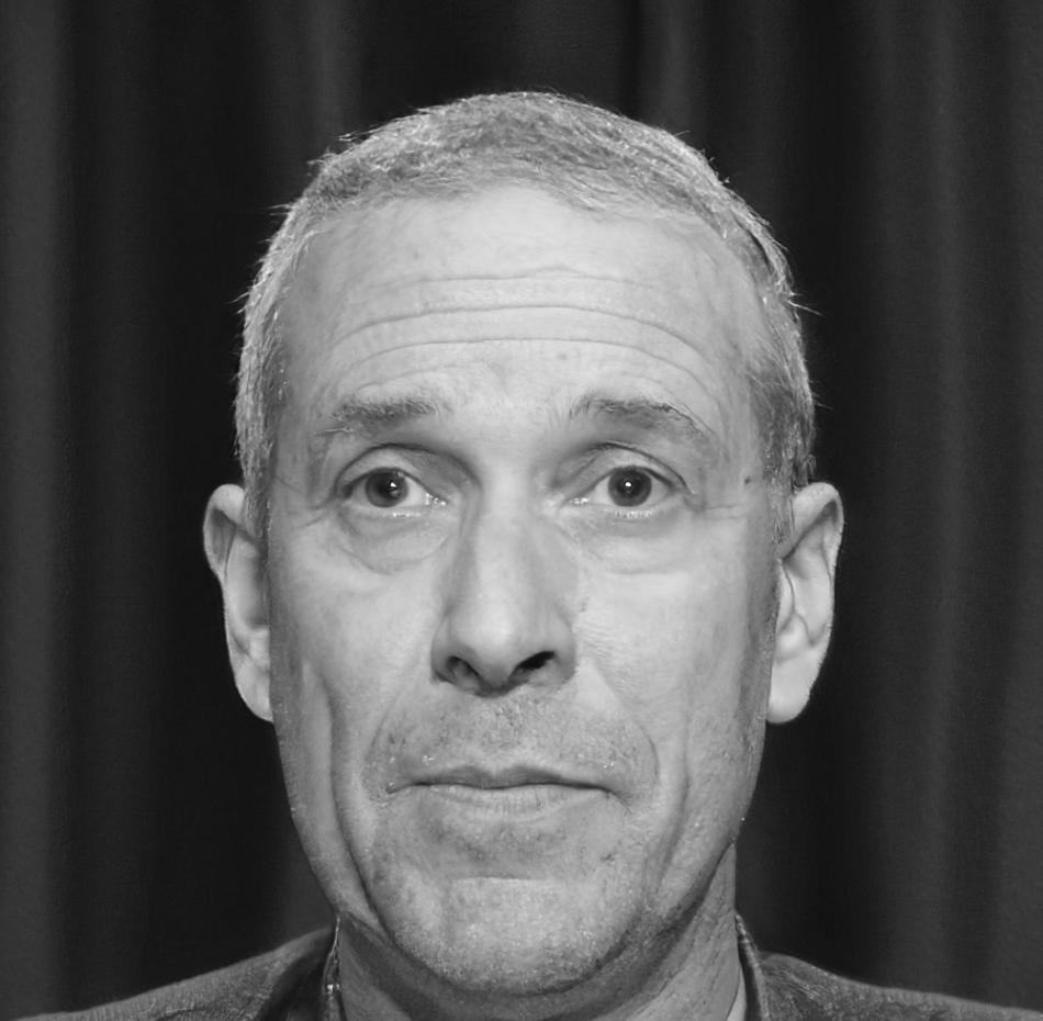 Retrato profesional de Alejandro Morales, especialista financiero