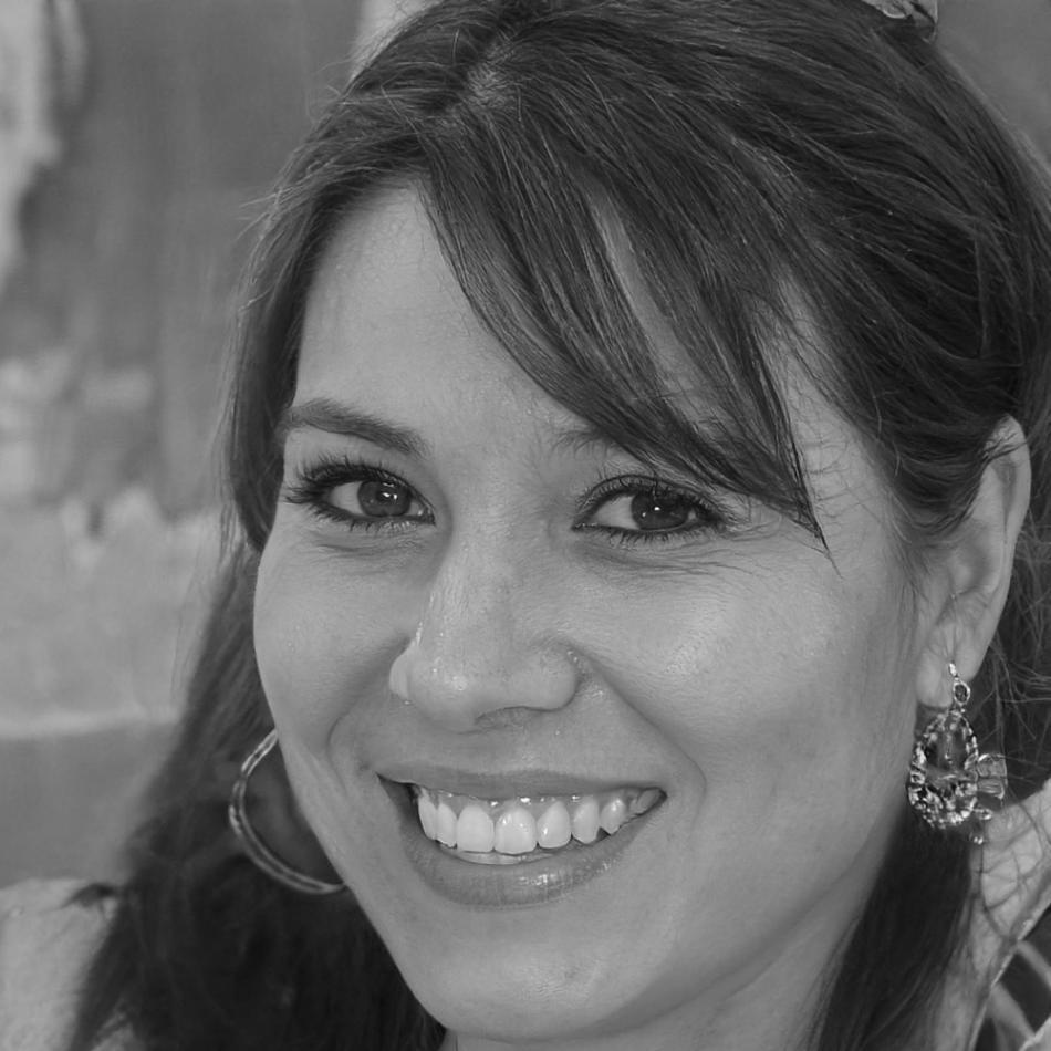 Retrato profesional de Carmen Vidal, consultora financiera senior